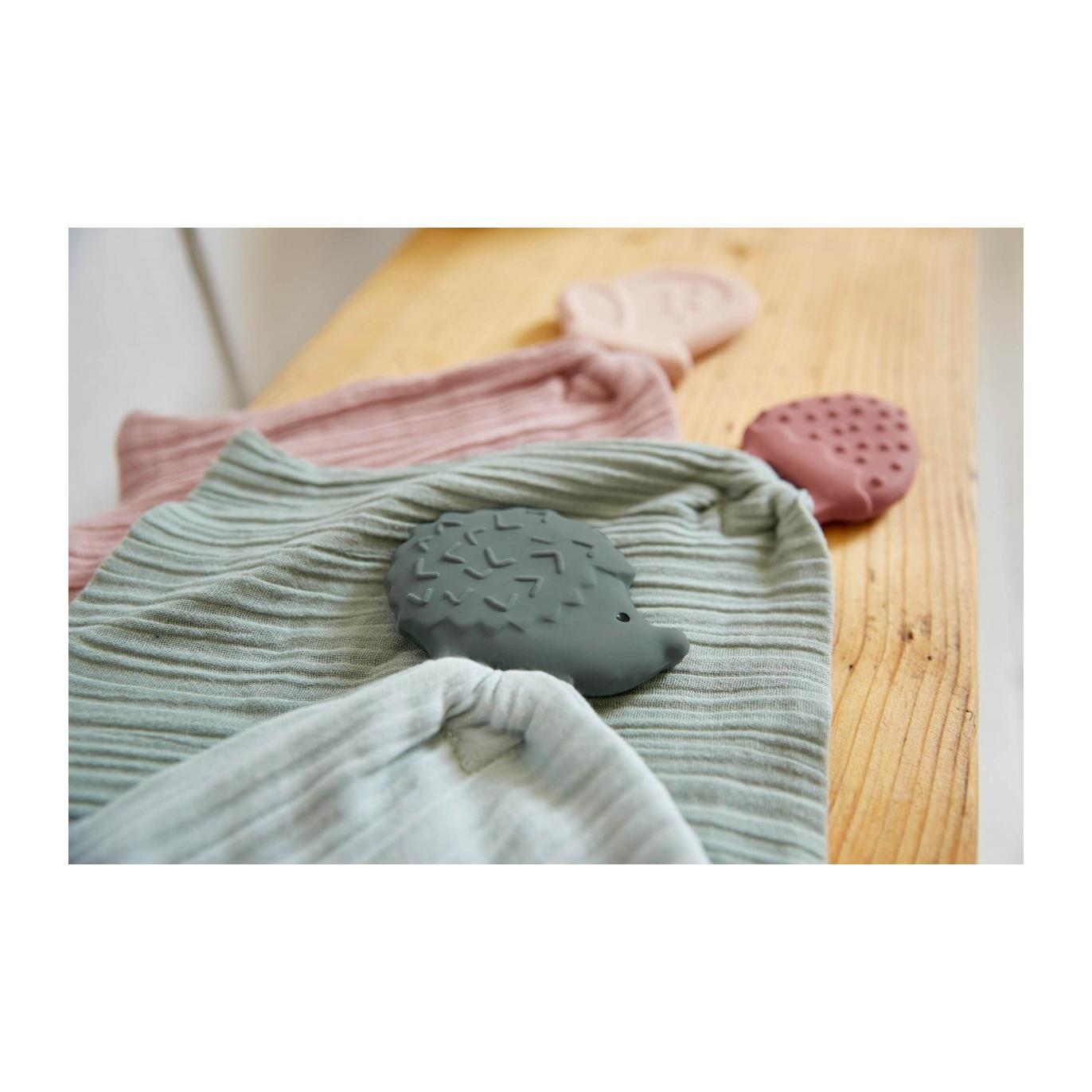 Muslin med bitring i form av en grå igelkott Lässig