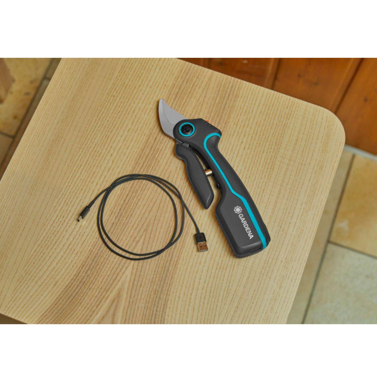 Batteridriven beskärningssax AssistCut GARDENA